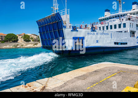 Sardegna, Italia, 06-09-2018: estate paesaggio con il ferry boat colorate di bianco e blu in viaggio da Palau Sardegna a La Maddalena Archipel. Foto Stock