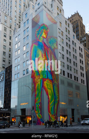 Una 12-storia arte di installazione da Virgilio Abloh è visto alla Louis Vuitton flagship store sulla Fifth Avenue a New York City. Foto Stock