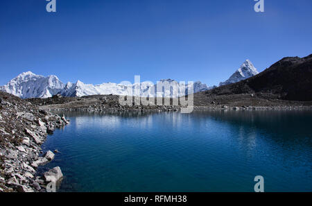 La vista sul Kongma La Pass in Himalaya del Nepal Foto Stock