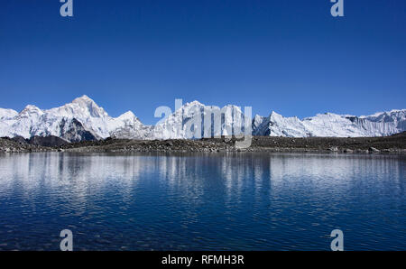 La vista sul Kongma La Pass in Himalaya del Nepal Foto Stock