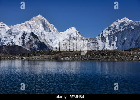 La vista sul Kongma La Pass in Himalaya del Nepal Foto Stock