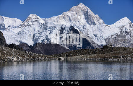 La vista sul Kongma La Pass in Himalaya del Nepal Foto Stock