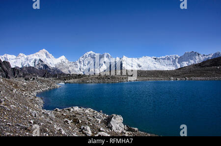 La vista sul Kongma La Pass in Himalaya del Nepal Foto Stock