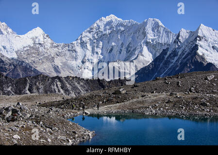 La vista sul Kongma La Pass in Himalaya del Nepal Foto Stock