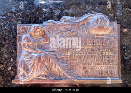 La placca per Eva Peron, fissato al di fuori della famiglia Duarte sepoltura in Archivio La Recoleta Cemetery, Buenos Aires. Foto Stock