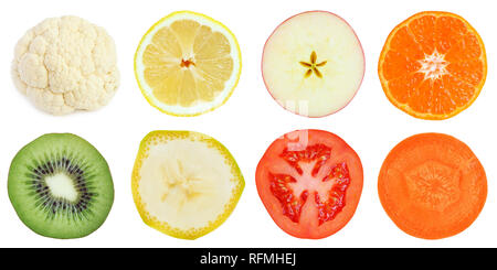 Fette di frutta e verdura isolato su bianco Foto Stock