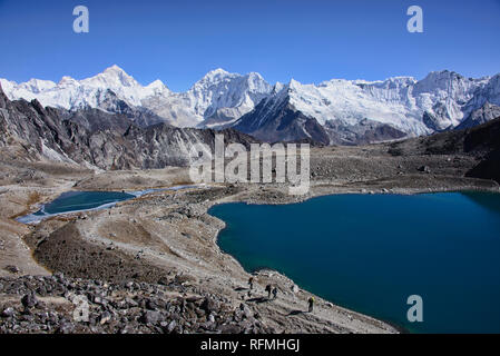 La vista sul Kongma La Pass in Himalaya del Nepal Foto Stock