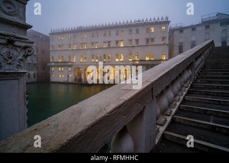 Fondaco dei Tedeschi, situato accanto al Ponte di Rialto e il Ponte di Rialto, usato per essere il headquartersof della città dei mercanti tedeschi Foto Stock