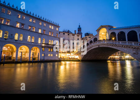 Fondaco dei Tedeschi, situato accanto al Ponte di Rialto e il Ponte di Rialto, usato per essere il headquartersof della città dei mercanti tedeschi, illuminata di notte Foto Stock