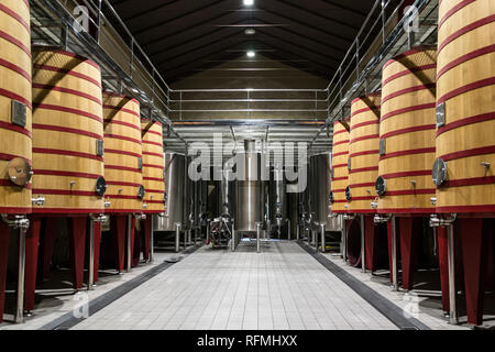 ELCIEGO, Spagna - 8 Novembre 2015: botti di vino all'interno del Marques de Riscal cantina Foto Stock