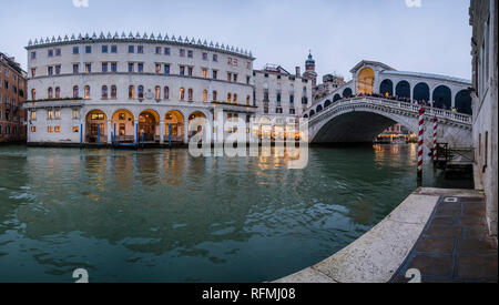 Vista panoramica sul Fondaco dei Tedeschi e il Ponte di Rialto e il Ponte di Rialto, un arco in pietra bridge, che attraversano il Canal Grande, il Canal Grande, illuminato a Foto Stock