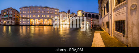 Vista panoramica sul Fondaco dei Tedeschi e il Ponte di Rialto e il Ponte di Rialto, un arco in pietra bridge, che attraversano il Canal Grande, il Canal Grande, illuminato a Foto Stock