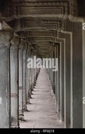 Lungo, apparentemente senza fine corridoio tra esterno ed interno del principale, edificio centrale a Angkor Wat complesso in Siem Reap, Cambogia. Foto Stock