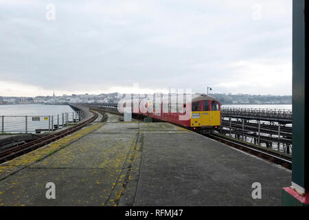 Un'isola la linea treno lascia Ryde Pier Head stazione, Ryde Pier Head, Ryde, Isola di Wight. Foto Stock