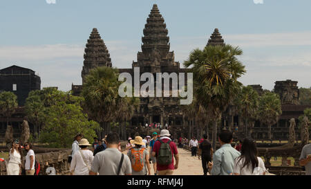 Angkor Wat in Siem Reap, Cambogia; prese dal passaggio pedonale tra le pareti esterne e il tempio principale nel corso di una intensa giornata turistica. Foto Stock