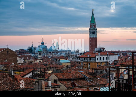 Vista aerea sulla Basilica di San Marco e Basilica di San Marco e Campanile di San Marco e Campanile di San Marco attraverso i tetti della cosiddetta "Flo Foto Stock