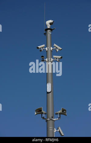 Le telecamere di sorveglianza poste dalla polizia israeliana nel villaggio palestinese di A-Tur sul Monte degli Ulivi a Gerusalemme Est Israele Foto Stock