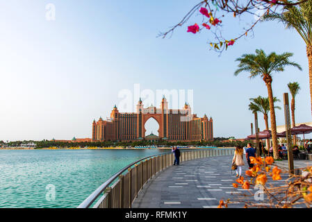 Dubai, Emirati Arabi Uniti - 25 Gennaio 2019: La Pointe waterfront ristoranti e divertimenti aperto recentemente presso il Palm Jumeirah Foto Stock