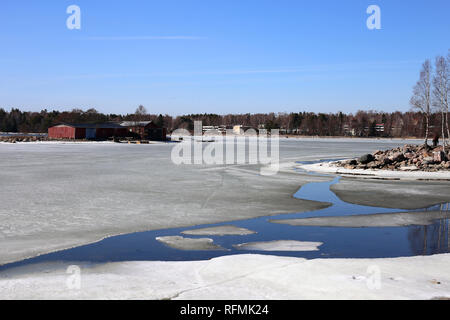 Soleggiata giornata di primavera in Finlandia. Il mar Baltico è ancora semi-congelato ma poiché il sole splende l'estate è appena dietro l'angolo! Foto Stock