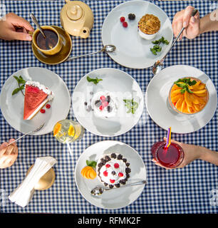 La famiglia a tavola a mangiare fragole dolci vista superiore Foto Stock