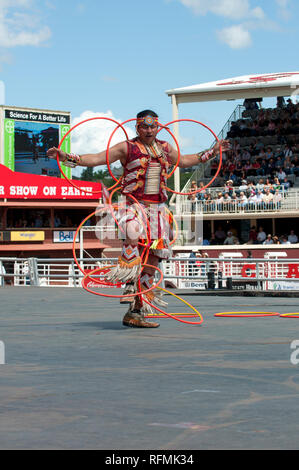 Nativo canadese hoop dancing a Calgary Stampede visualizza, Calgary, Alberta, Canada Foto Stock