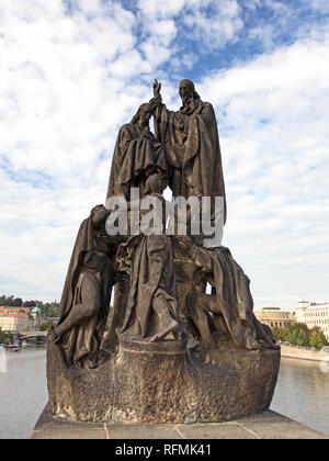 Statua di Santi Cirillo e Metodio sul Ponte Carlo a Praga Foto Stock