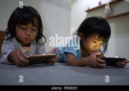 I bambini con lo smartphone Foto Stock