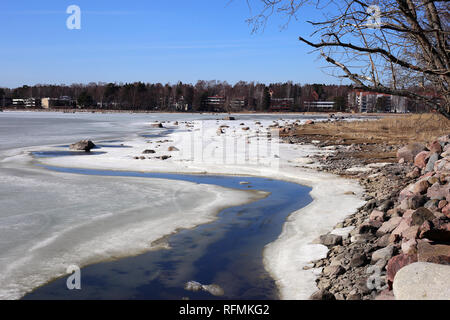 Soleggiata giornata di primavera in Finlandia. Il mar Baltico è ancora semi-congelato ma poiché il sole splende l'estate è appena dietro l'angolo! Foto Stock