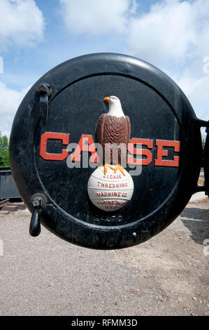 Trattore Case segno con aquila calva, l'Heritage Park Historical Village a Calgary, Alberta, Canada Foto Stock