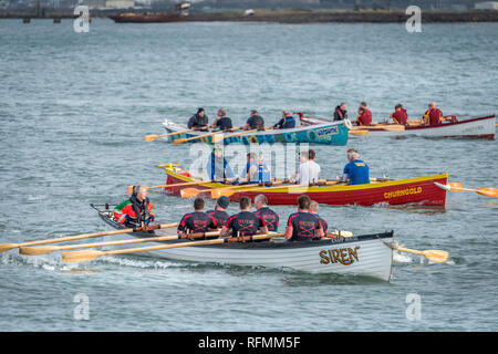 Regno Unito Meteo - Sabato 26 Gennaio. In una fredda giornata a sopraggitto in North Devon, pilota Gig barche si riuniranno presso la banchina nel villaggio di Appledore fare ba Foto Stock