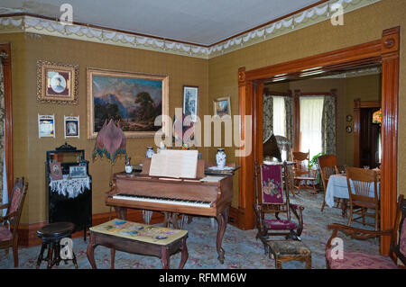 Interno della vecchia casa Vittoriana all'Heritage Park Historical Village a Calgary, Alberta, Canada Foto Stock