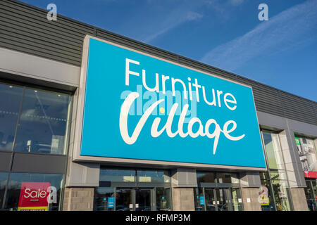 Il villaggio di mobili store segno. Segno al di fuori di un villaggio di mobili shop, Stevenage, Regno Unito Foto Stock