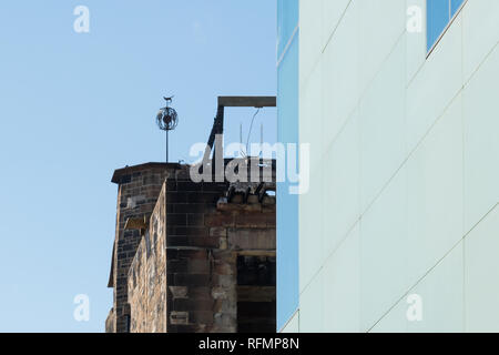 Banderuola ferro battuto Terminale per tenda sopra il fuoco pareti danneggiate di Glasgow School of art - lavori di riparazione dal primo fuoco può essere visto, Glasgow, Scotland, Regno Unito Foto Stock