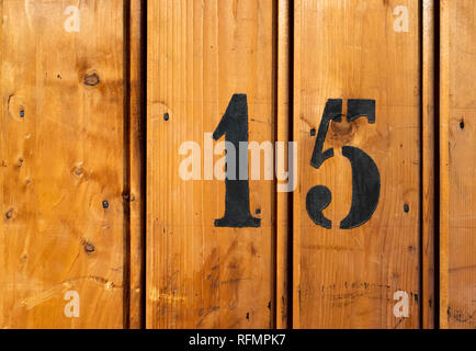 Numero 15 sulla porta della stanza di deposito per gli inquilini nel secolo-vecchio edificio di appartamenti a Stoccolma Foto Stock