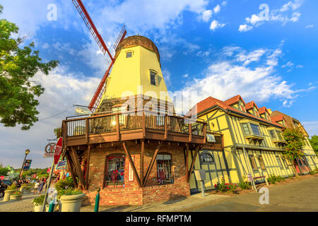 Solvang, California, Stati Uniti - Agosto 10, 2018: il vecchio mulino a vento e danese architettura urbana di Santa Ynez Valley, Santa Barbara County. Solvang Foto Stock