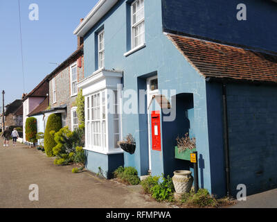 Una casa del villaggio di Portchester, Inghilterra, con un Royal Mail casella di posta sulla parete esterna. Foto Stock
