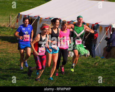Corridori che prenderanno parte a un trail running gara Foto Stock