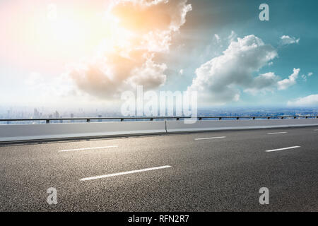 Svuotare strada asfaltata e dello skyline della città con edifici di Shanghai,ad alto angolo di visione Foto Stock