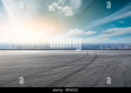 Svuotare strada asfaltata e dello skyline della città con edifici di Shanghai,ad alto angolo di visione Foto Stock