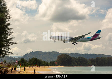 PHUKET, Tailandia - 26 novembre 2016: Eurowings Airbus A330-203, D-AXGD approccio di atterraggio a bordo dal mare all'Aeroporto Internazionale di Phuket Foto Stock