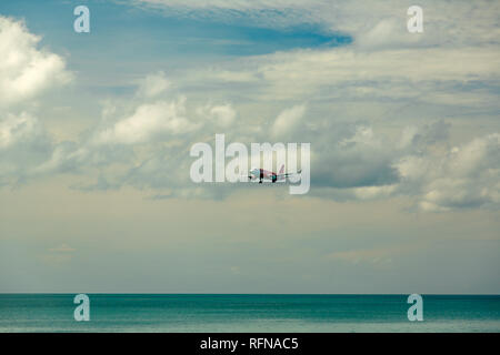 PHUKET, Tailandia - 26 novembre 2016: AirAsia Airbus A320-216, HS-BBN vola sopra il mare Foto Stock