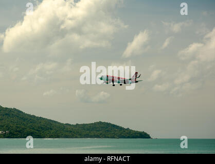 PHUKET, Tailandia - 26 novembre 2016: AirAsia Airbus A320-216, HS-BBN approccio di atterraggio a bordo dal mare all'Aeroporto Internazionale di Phuket Foto Stock