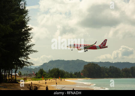 PHUKET, Tailandia - 26 novembre 2016: AirAsia Airbus A320-216, HS-BBN atterraggio sull'Aeroporto Internazionale di Phuket Foto Stock