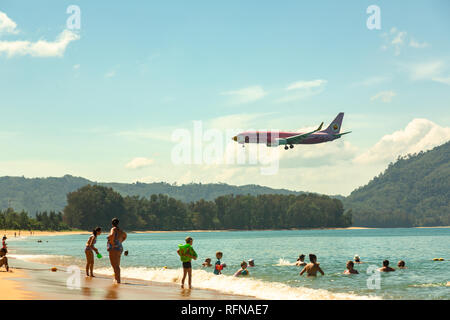 PHUKET, Tailandia - 26 novembre 2016: Nok Air Boeing 737-83N, HS-DBE atterraggio su Phuket Phuket International Airport Foto Stock