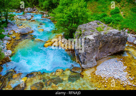 Acque verde smeraldo fall river side letto di Soca fiume Isonzo tra il Parco Nazionale del Triglav Slovenia Caporetto in Italia Foto Stock