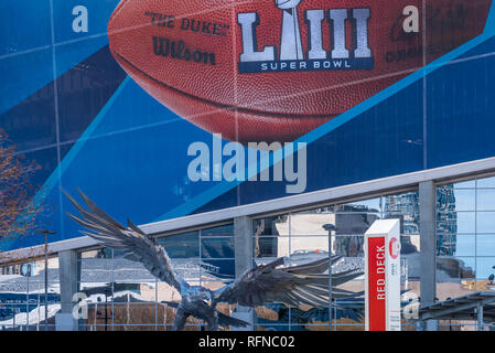 Mercedes-Benz Stadium, casa del Super Bowl LIII, con il gigante di acciaio inossidabile falcon scultura in downtown Atlanta, Georgia. (USA) Foto Stock