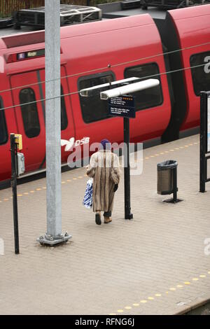 In un treno sation in Danimarca i passeggeri e treno Foto Stock