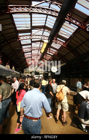 Passeggero occupato in copenhagen stazione ferroviaria / tempo otturazione lento Foto Stock