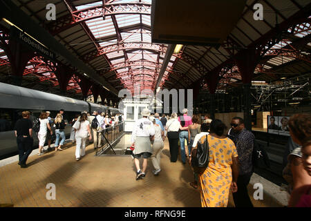 Passeggero occupato in copenhagen stazione ferroviaria / tempo otturazione lento Foto Stock