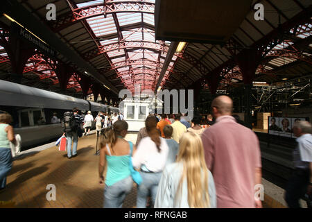 Passeggero occupato in copenhagen stazione ferroviaria / tempo otturazione lento Foto Stock